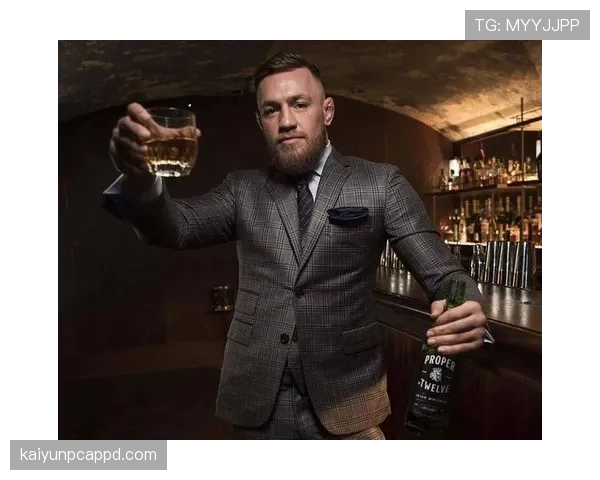 康纳麦格雷戈今天又穿得像夜店老板，打拳的时候怎么看都不像要回家吃饭的人啊