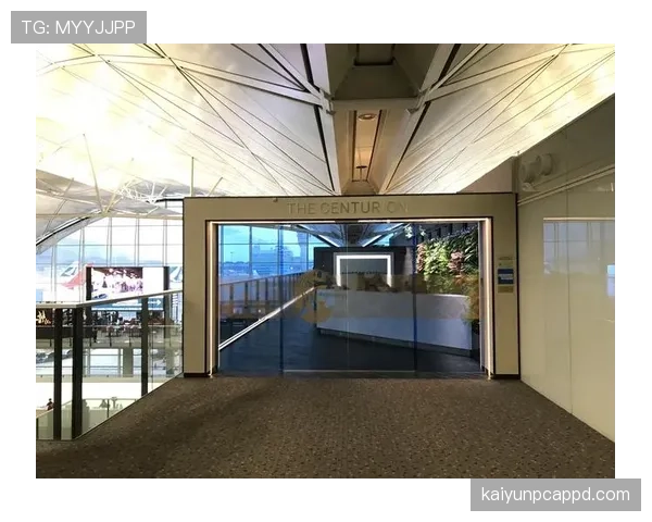 山口茜球场上拼到浑身是汗，下一张图直接拎着名牌坐机场贵宾室